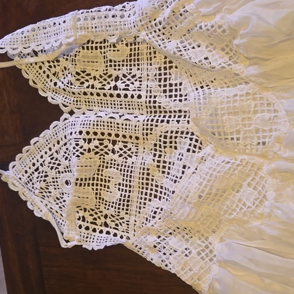 Elegant White Lace Dress - Picture 4 of 4